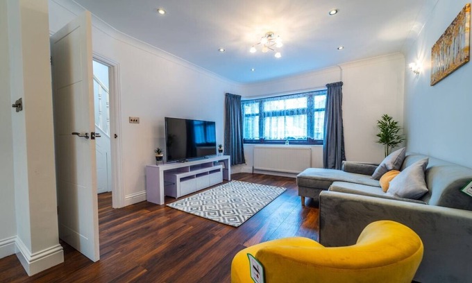 Hillingdon House | Modern 4 Bed Hayes Home (Free Parking)