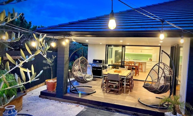Omaha House | Modern 4 Bed Home - 5 minute stroll to Omaha Beach