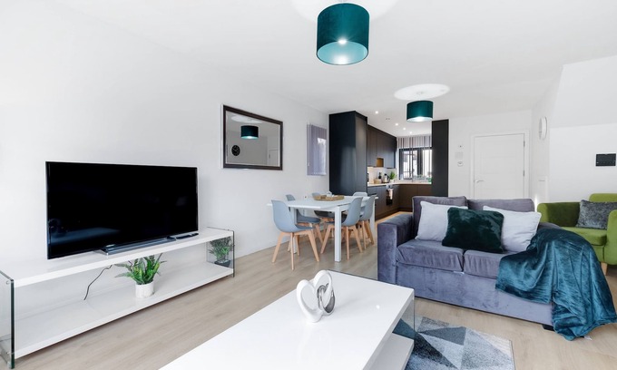 Slough House | Modern 4 Bedroom House 03 With Parking in Farnham Royal, Slough