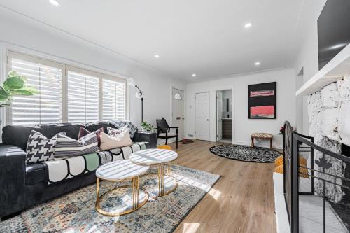 Streetsville House | Modern 4BR Bungalow by LAKE in Prestigious Port Credit, Mississauga