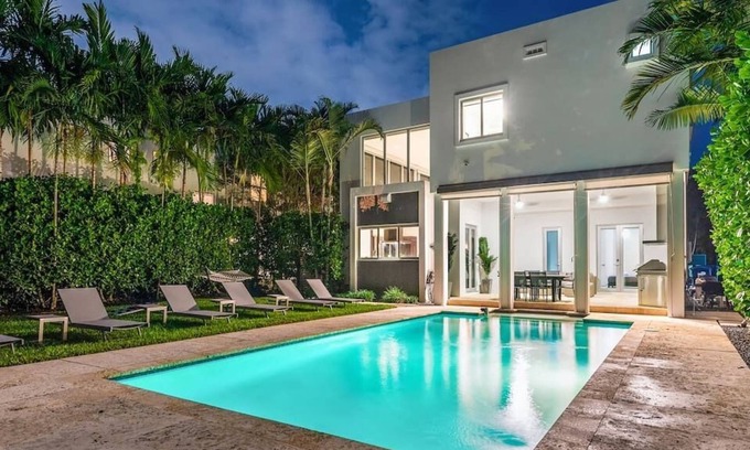 Coral Gables Villa | Modern 5 Bedroom Villa with Pool and Game Room !
