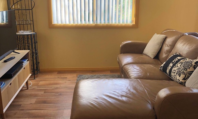 Richmond Apartment | Modern and cozy Unit with Fast WiFi internet and Netflix included!