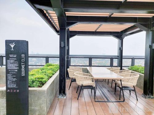 Pondok Aren Apartment | Modern and High Floor 2BR Bintaro Embarcadero Apartment By Travelio