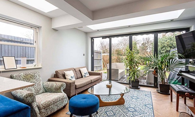 Tooting Apartment | Modern and Spacious Colliers Wood Home