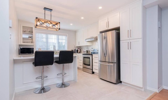 Pierrefonds-Roxboro House | Modern and Spacious Townhouse
