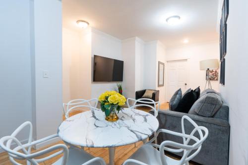 Central Park North Apartment | Modern Apartment By Central Park - 3 BR