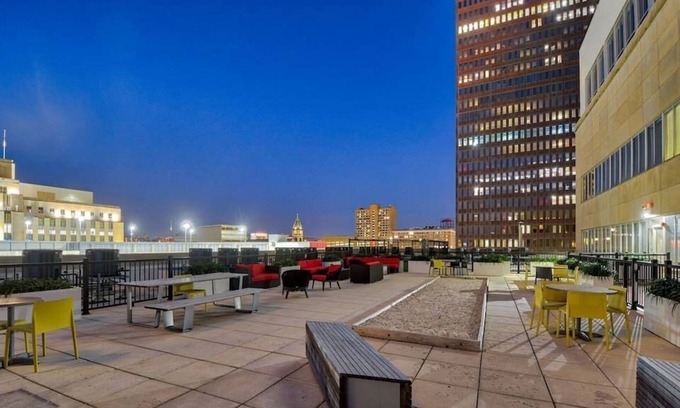 Downtown Des Moines Apartment | Modern Apartment Downtown in Skywalk with Gym