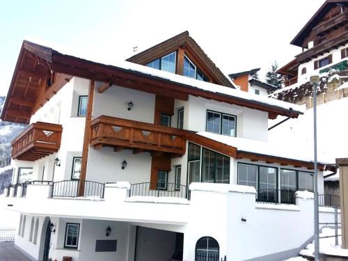 Landeck Apartment | Modern Apartment in Hochgallmigg with Balcony