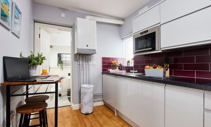 Castle Donington Apartment | Modern Apt:Close 2 EMA, gym/pool access fast Wi-Fi