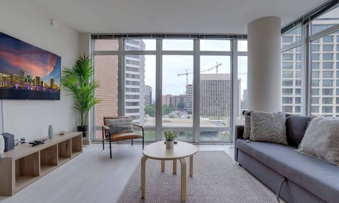 Crystal City Apartment | Modern apt/Explore DC with ease