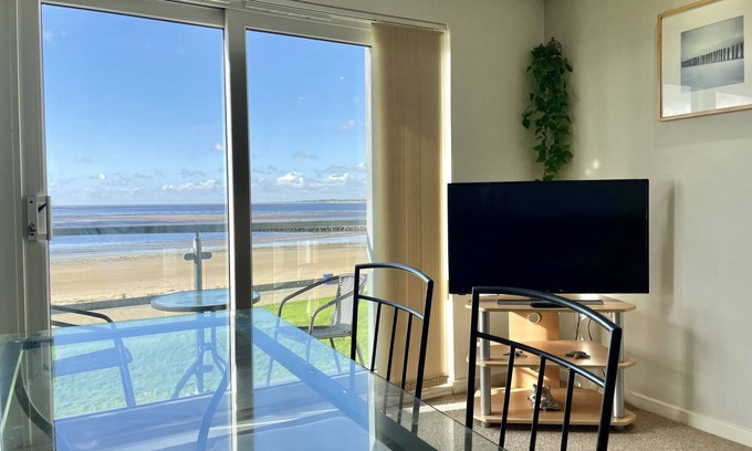 Crynant Apartment | Modern Beachfront Bliss with Spectacular Views