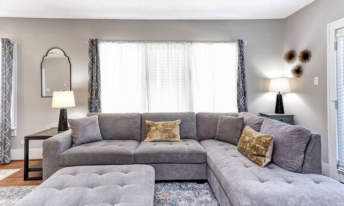 Boulevard Oaks House | Modern & Bright Castle Deux @ Castle Ct - Montrose