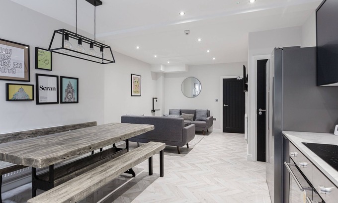 Liverpool House | Modern Central Liverpool Home - Sleeps 12 with Free Parking