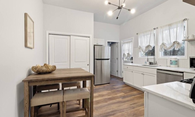 Columbia-Tusculum House | Modern & Central Single Level abode: 3 King beds