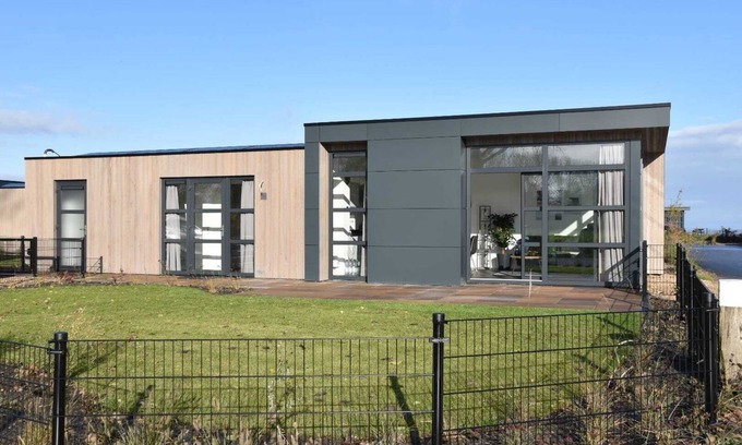 Enkhuizen Ski Chalet | Modern chalet on the Ijsselmeer for families with children and/or dogs