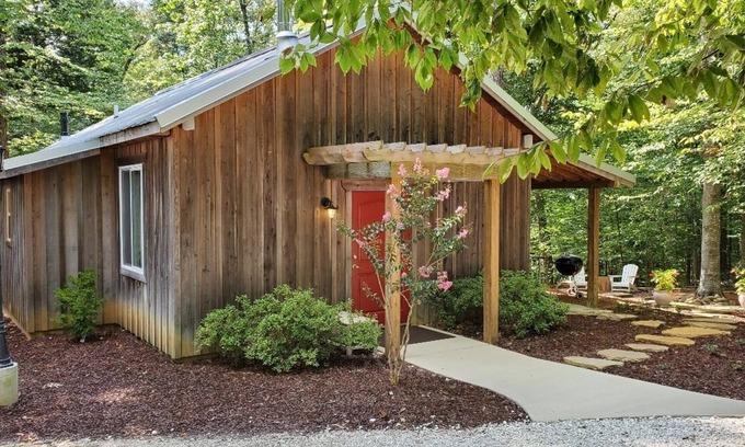 Springville Cottage | Modern Chef's Cottage + Fishing & Trails