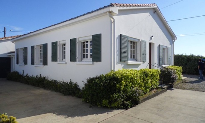 LʼAiguillon-sur-Mer House | Modern Comfort: 3-Bedroom House in L'Aiguillon Sur Mer