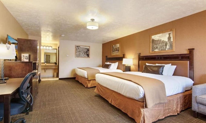 Bryce Canyon Hotel | Modern Comfort in Nature's Embrace! Swimming Pool, Free Breakfast, Pets Allowed!