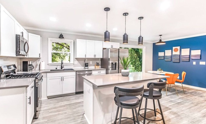 Atlanta House | Modern Comfy Big Home (4 BDR + 5 BDS + 3 Bath)!