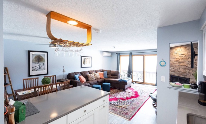 Bartlett Condo | Modern condo - Amazing Mtn Views & mins to many local attractions!