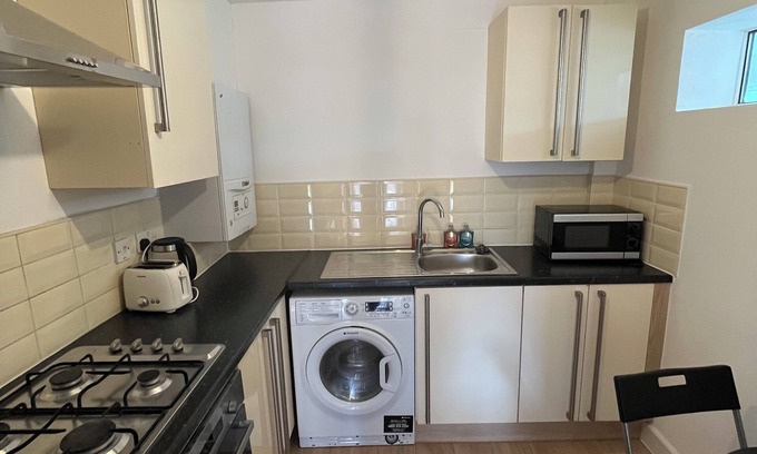 Custom House Apartment | Modern Convenience | 2 Bed | Nearby London Airport