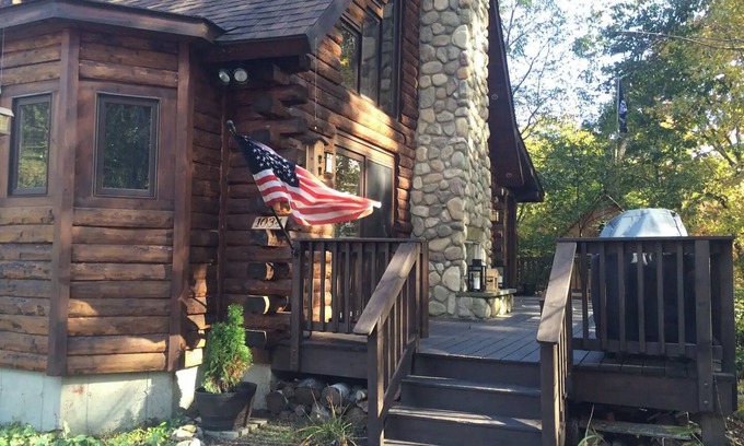 Town of Copake Hotel | Modern, cozy log cabin in Copake with AC and WiFi