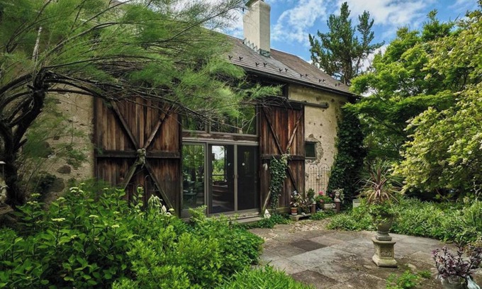 Finesville House | Modern Design Close to the City, Far from Reality