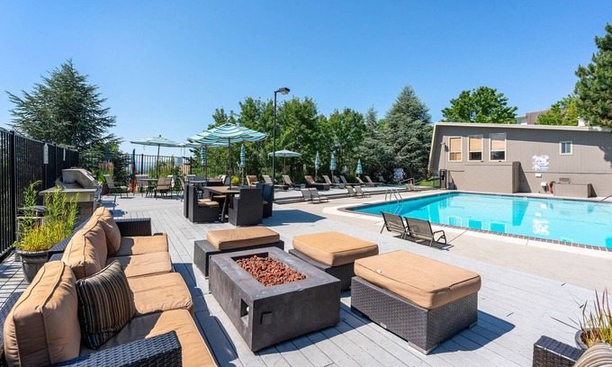 Northeast Reno Condo | Modern dog-friendly condo with WiFi, shared amenities - pool, gym