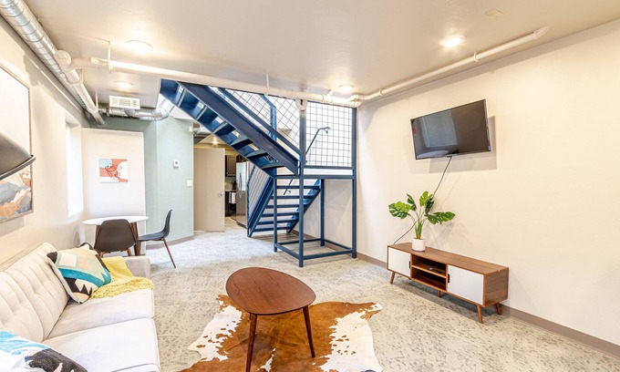 Central Oklahoma City Apartment | ⭐️ Modern Downtown loft | 2 BD/3 BA + Balcony