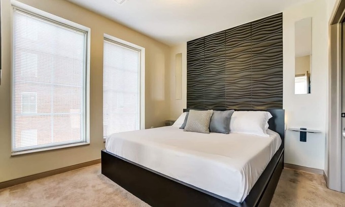 Scioto Mile Apartment | Modern Downtown Luxury Apartment w/View
