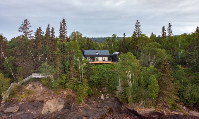 Tofte Cabin | Modern, eco-friendly home on Lake Superior and 5 min to Lutsen ski hill!