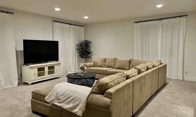 Elbert House | Modern farm 2b 2b Walkout Basement Apartment - Falcon , CO