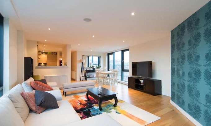 Glasgow Westend Apartment | Modern Finneston City View Apartment