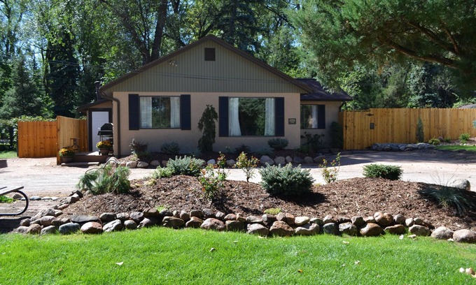 Broadmoor House | Modern, Fresh and Beautiful 2 Bedroom Cottage!