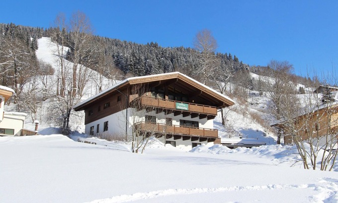 Saalbach Apartment | Modern furnished chalet with sauna
