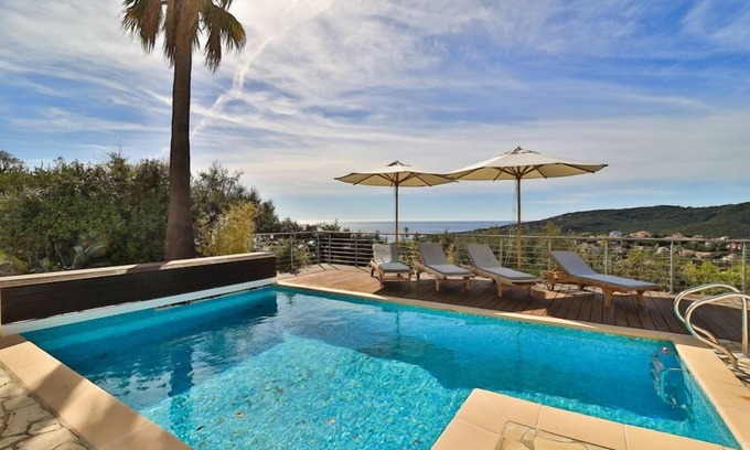 Roquebrune-sur-Argens House | Modern holiday home in Les Issambres with sea view and pool for four persons