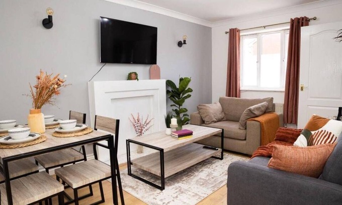 Haydock House | Modern Home in Haydock Sleeps 5