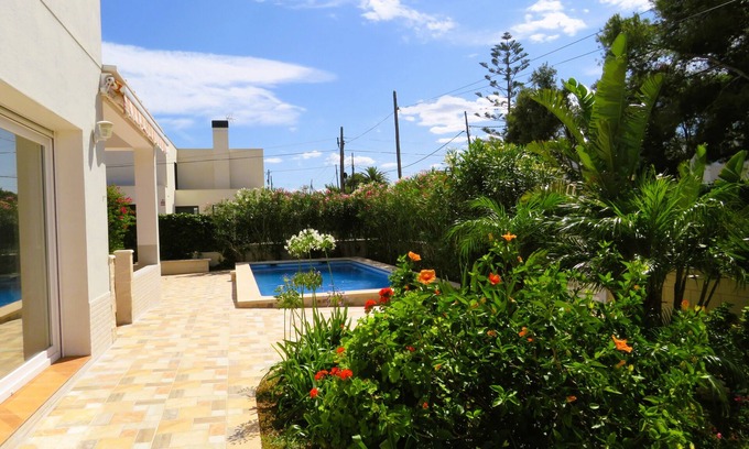 Les Tres Cales Ski Chalet | Modern house near the beach with private pool!