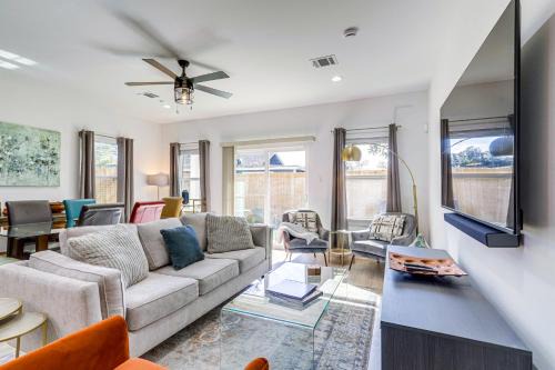 Northside House | Modern Houston Retreat with Patio, 11 Mi to Dtwn