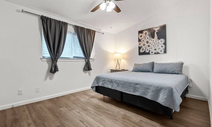 Austin Apartment | Modern King Suite - Easy Checkin