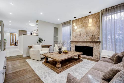Los Angeles House | Modern LA Villa 5BR Home with Private Pool & Yard