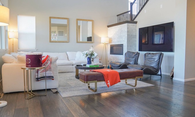 Lakewood House | Modern Lakefront Escape. Tranquil Haven: Ski & Beach Retreat. n