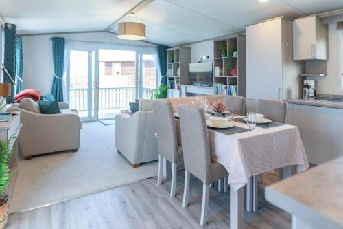 Mullacott Ski Chalet | Modern Lodge nr Ilfracombe & Beaches