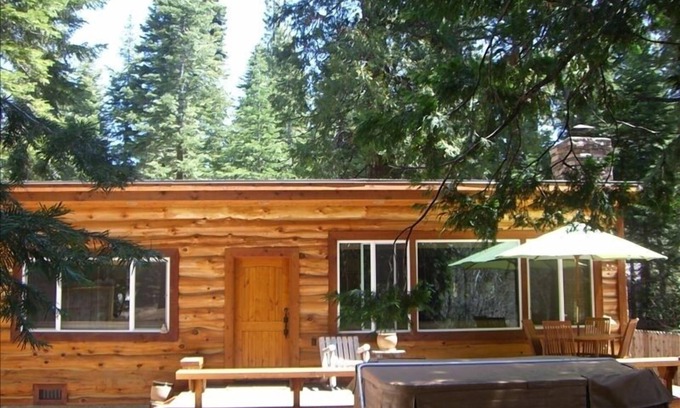 Sunnyside Cabin | MODERN LOG CABIN-HOT TUB-TAHOE PARK BCH ACCESS