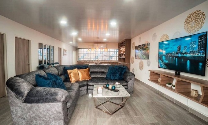 Cali Apartment | Modern Luxurious Apt with Spa near Chipichape