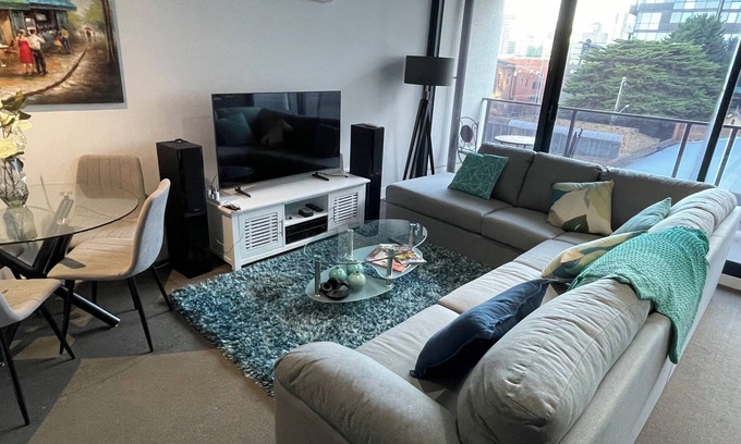 South Yarra Apartment | Modern Luxurious with private parking & free Wi Fi