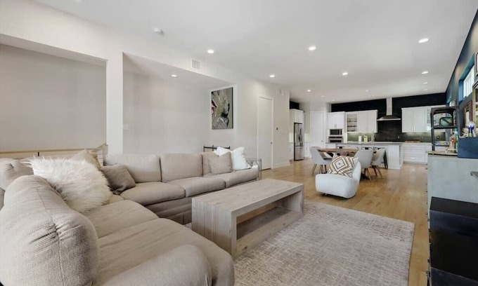 Dallas House | Modern Luxury Townhouse | Uptown & Attractions