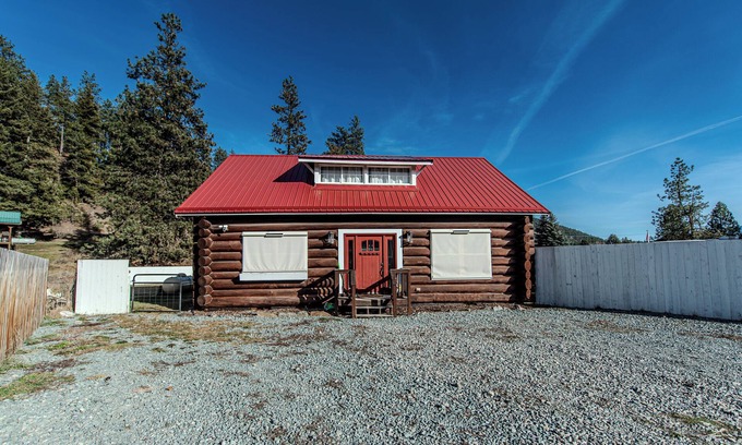 St. Regis Cabin | Modern Meets Rustic- Hot tub- pet friendly- sleeps 6