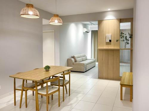 Seri Tanjung Pinang Apartment | Modern Muji 3 Bedder Retreat with Netflix & Fast WiFi