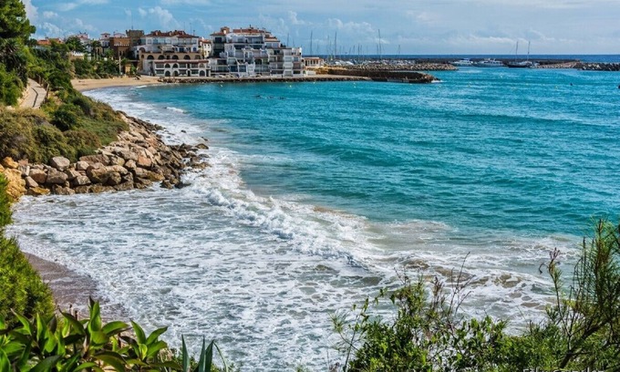 El Roc de Sant Gaieta House | MODERN NEW HOUSE WITH PRIVATE POOL AND BBQ NEXT TO THE BEACH